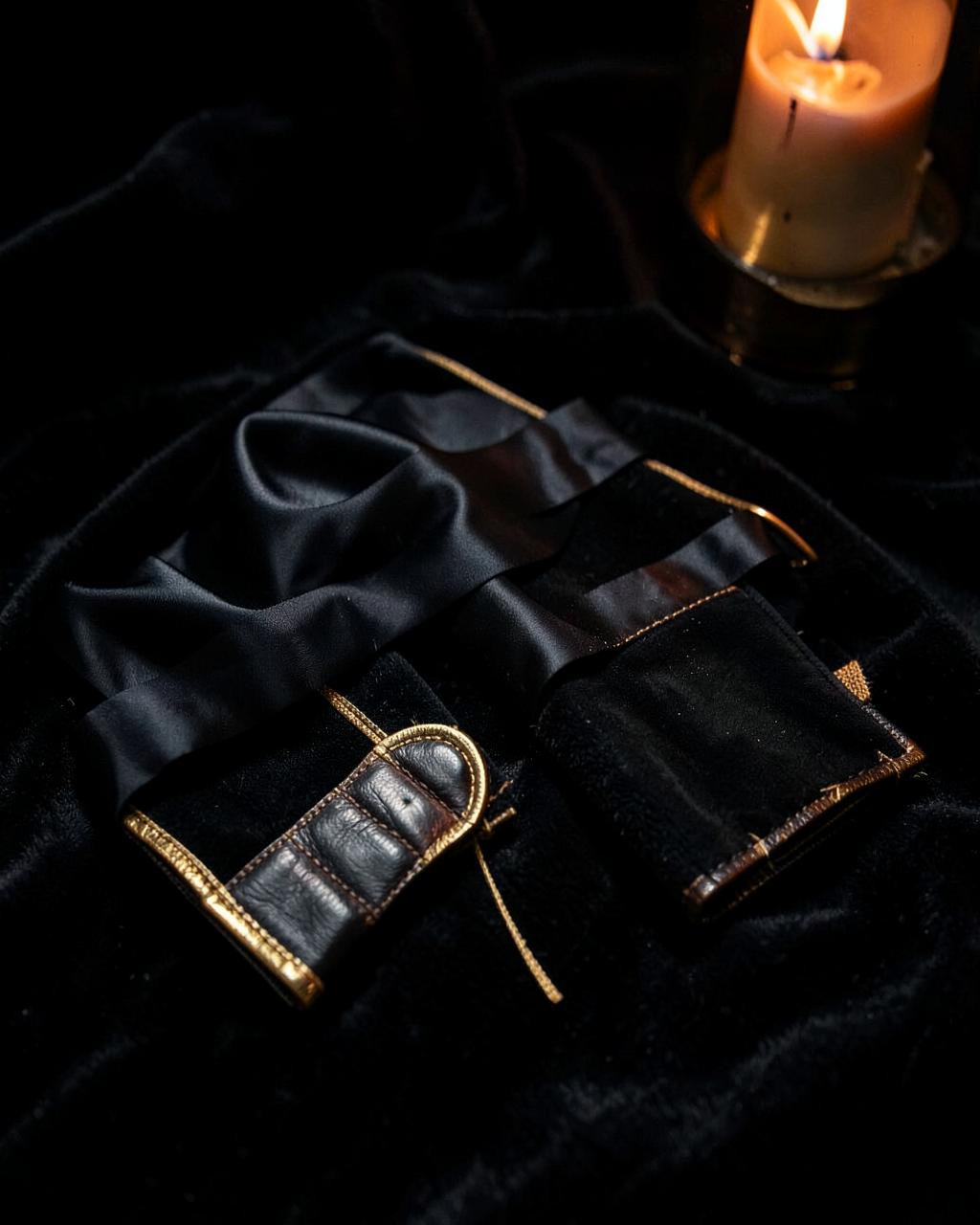 Menottes de soie dorée — Accessoires de plaisir Golden Temptation